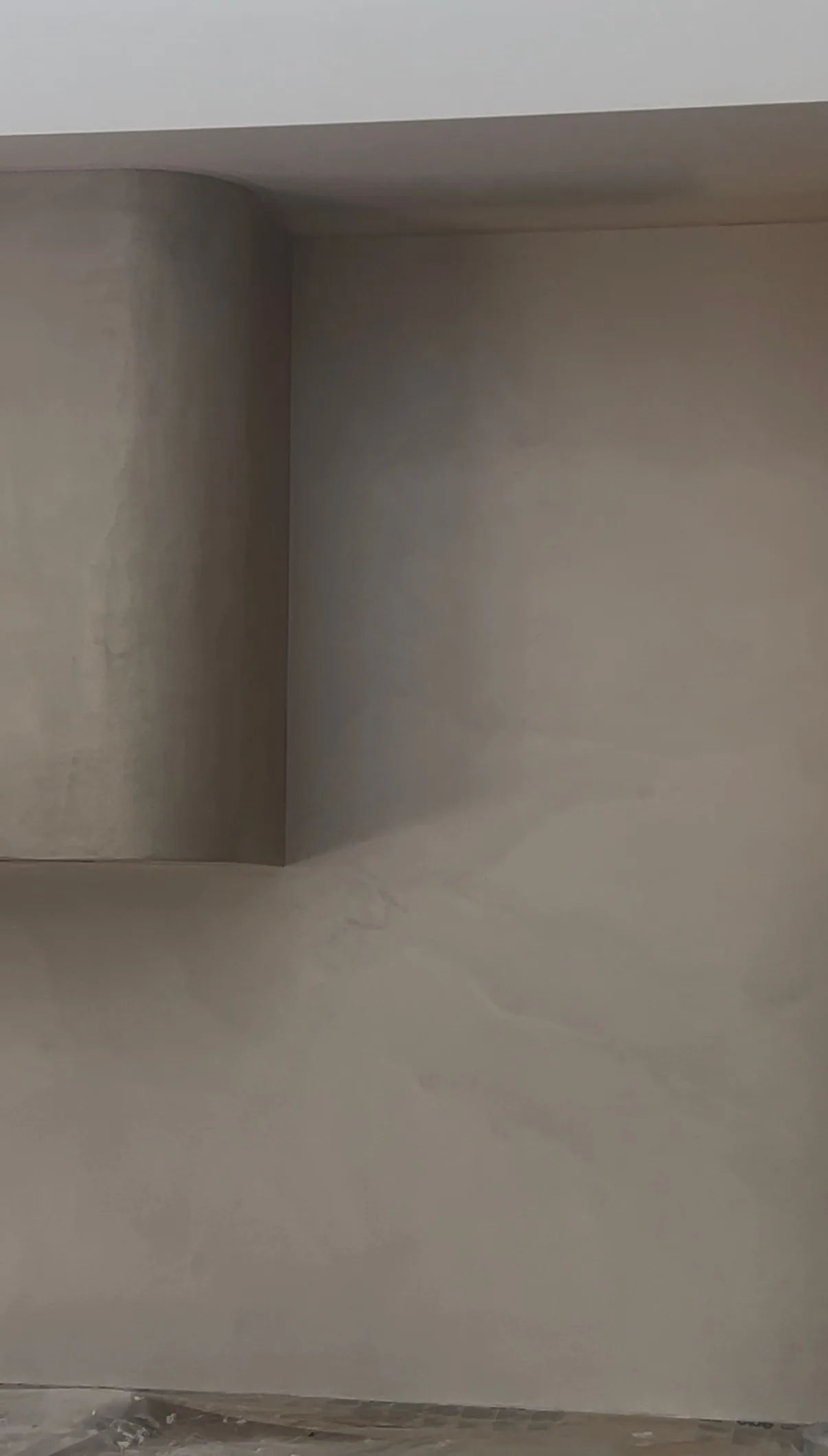 Pale grey Marmorino running seamlessly around an internal corner