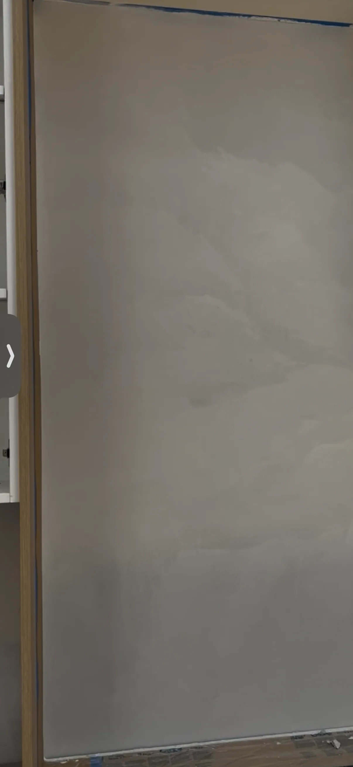 Soft grey Marmorino wall with cloud-like movement through the finish