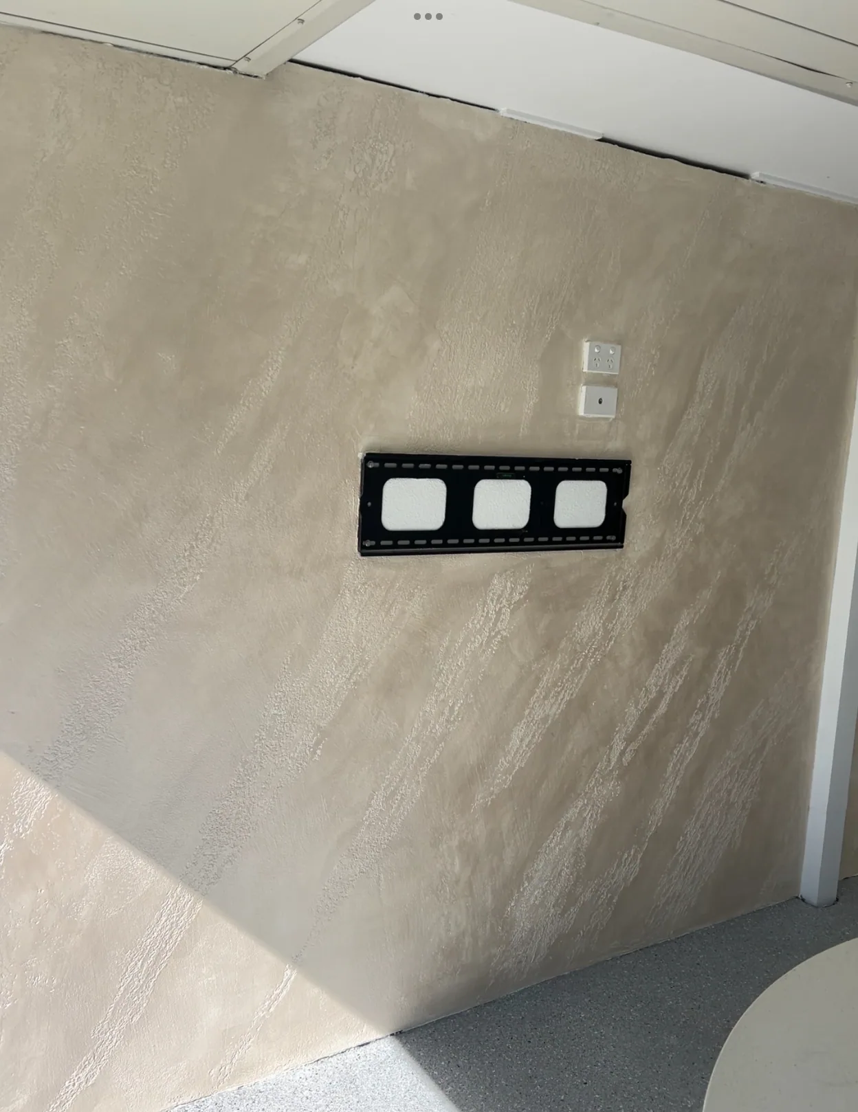 Textured feature wall in an outdoor entertaining area